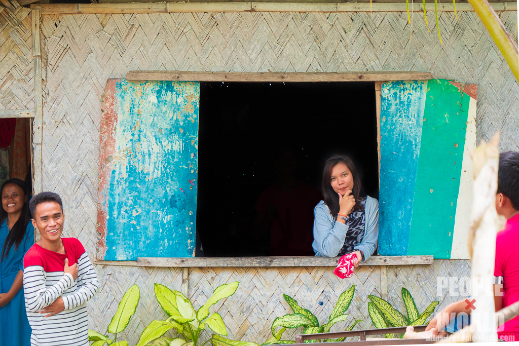 窓から微笑む女性（フィリピン）