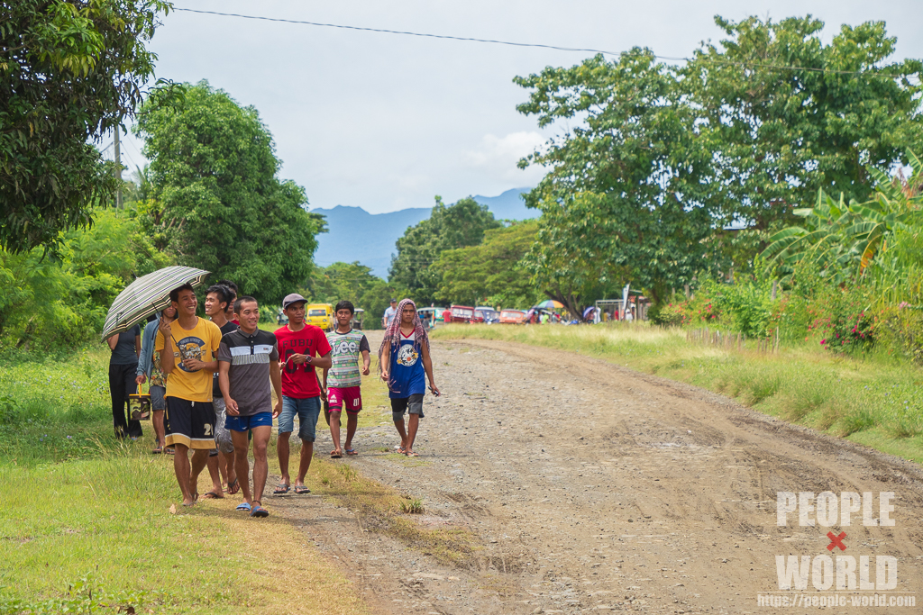未舗装の道を歩く若者たち（フィリピン）