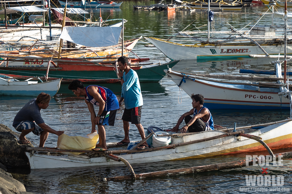 量の準備をする漁師（フィリピン）