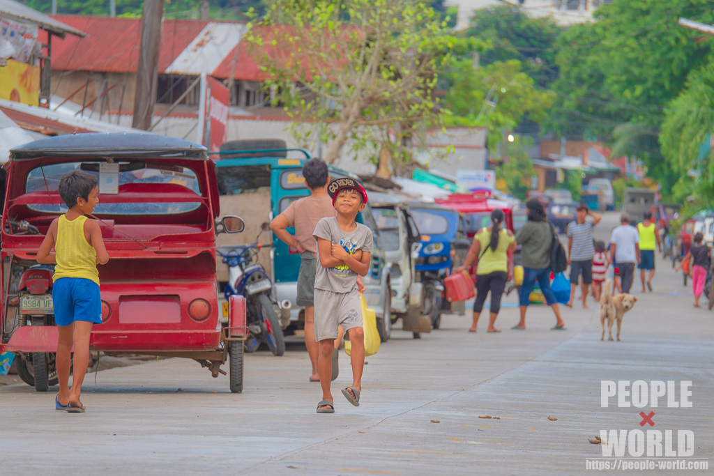 通りで遊ぶ子供（フィリピン）