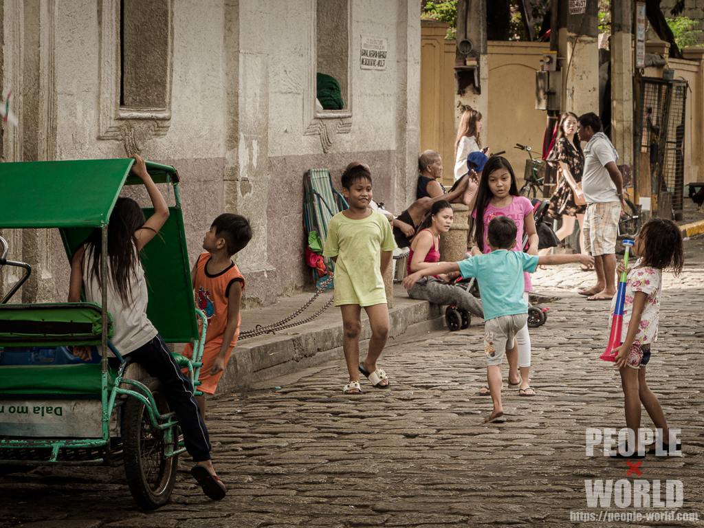 外で遊ぶ子供たち（フィリピン）