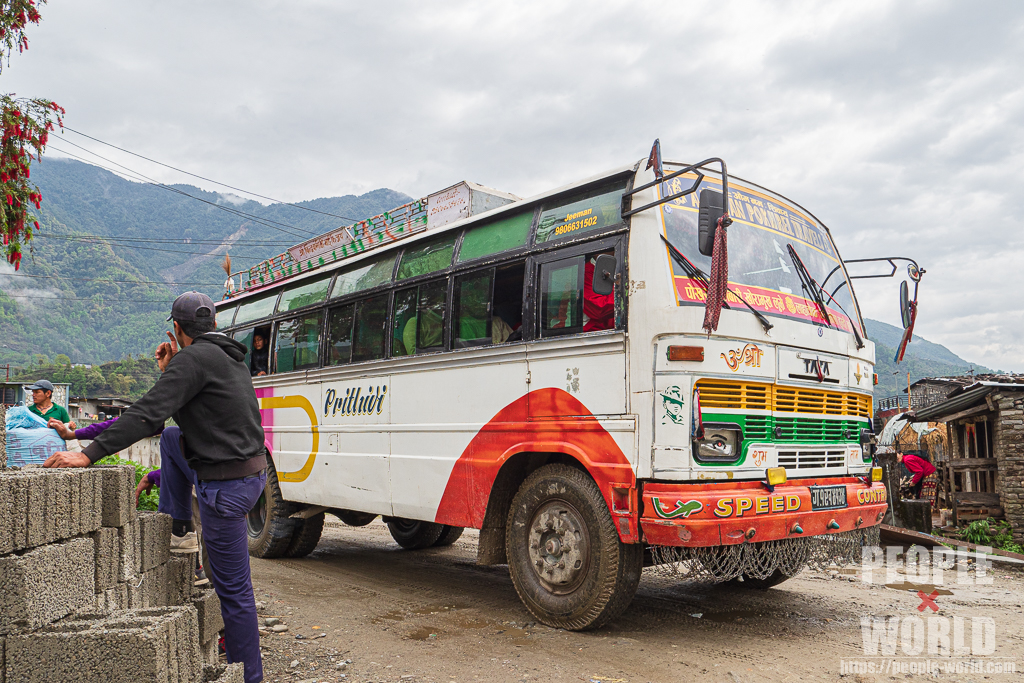 バスの写真。（ネパール）