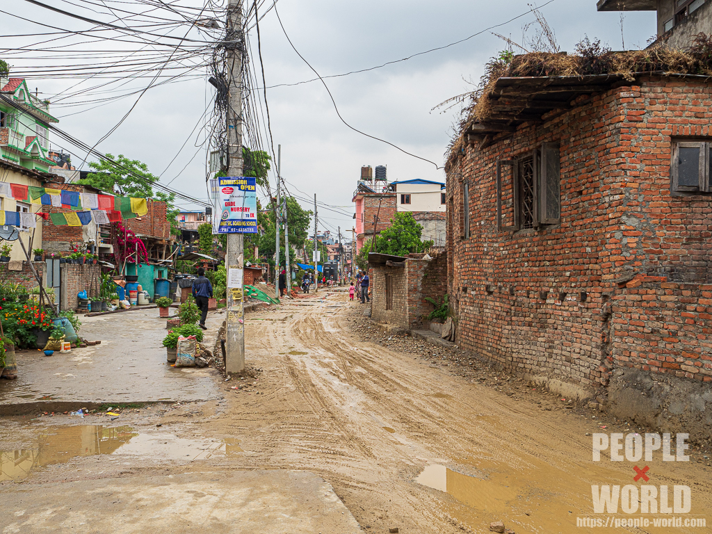 雨上がりの道（ネパール）
