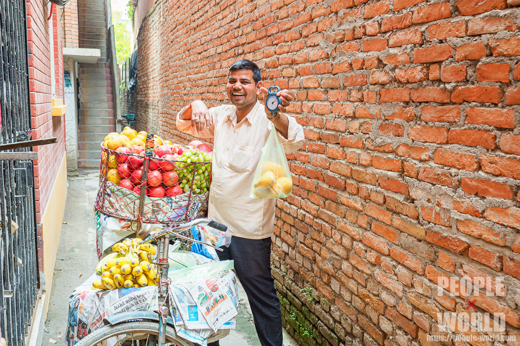 笑顔が素敵なフルーツ売りのおじさん（ネパール）